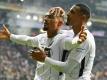 Frankfurts Kevin-Prince Boateng (l) jubelt mit Sebastien Haller über sein Tor zum 2:1. Foto: Uwe Anspach