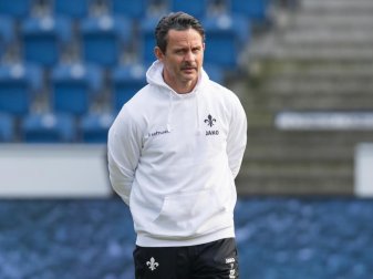 Dirk Schuster spürt eine «gewisse Unruhe und Angespanntheit» vor dem Duell mit dem 1. FC Kaiserslautern. Foto: Guido Kirchner Dirk Schuster spürt eine «gewisse Unruhe und Angespanntheit» vor dem Duell mit dem 1. FC Kaiserslautern. Foto: Guido Kirchner