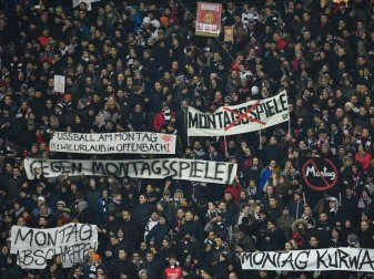 Fans von Eintracht Frankfurt hielten zu Spielbeginn Plakate als Protest gegen das Montagsspiel in die Höhe. Foto: Uwe Anspach Fans von Eintracht Frankfurt hielten zu Spielbeginn Plakate als Protest gegen das Montagsspiel in die Höhe. Foto: Uwe Anspach
