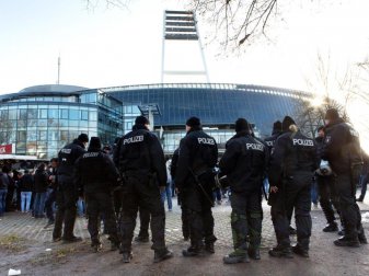 Die Polizei vor dem Bremern Weserstadion. Foto: Jörg Sarbach Die Polizei vor dem Bremern Weserstadion. Foto: Jörg Sarbach