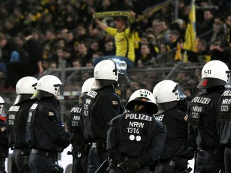 DFL muss für Polizeieinsätze in der Bundesliga zahlen DFL muss für Polizeieinsätze in der Bundesliga zahlen
