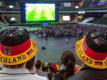 Das öffentliche Fußball-Schauen ist während der WM in Russland auch nach 22 Uhr möglich. Foto: Sebastian Stenzel
