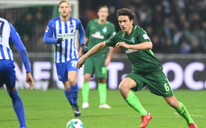 Werder Thomas Delaney (r) freut sich auf das Nord-Derby. Foto: Carmen Jaspersen