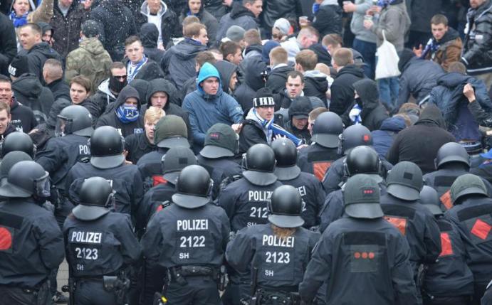 Polizisten versuchen am Rande des Bundesligaspiels Werder Bremen gegen den HSV die Fangruppen zu trennen. Foto: Carmen Jaspersen