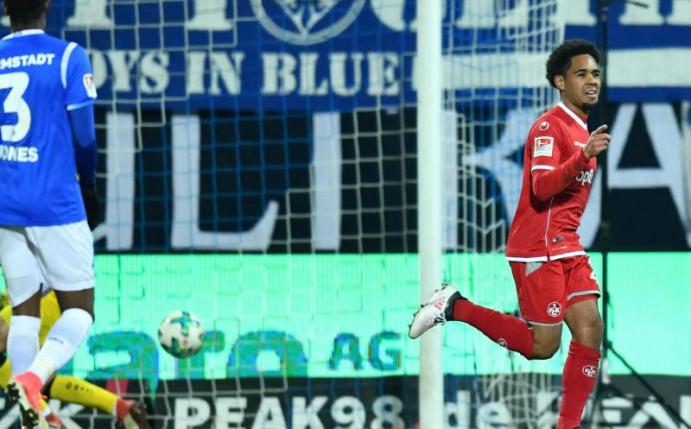 FCK-Profi Phillipp Mwene (r) dreht nach seinem Treffer jubelnd ab. Foto: Uwe Anspach
