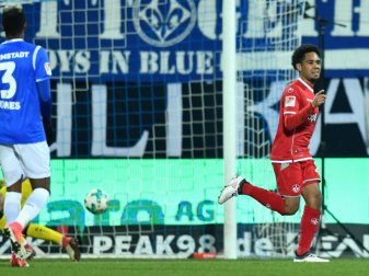 FCK-Profi Phillipp Mwene (r) dreht nach seinem Treffer jubelnd ab. Foto: Uwe Anspach FCK-Profi Phillipp Mwene (r) dreht nach seinem Treffer jubelnd ab. Foto: Uwe Anspach