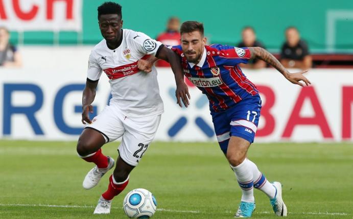 Der VfB Stuttgart leiht Ebenezer Ofori (l.) aus