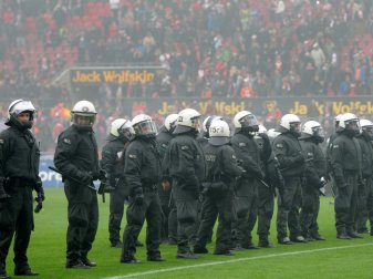Polizei fordert 50 Millionen Euro für Bundeliga Einsätze Polizei fordert 50 Millionen Euro für Bundeliga Einsätze