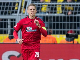 Hat seinen Vertrag beim SC Freiburg verlängert: Torjäger Nils Petersen. Foto: Gudio Kirchner Hat seinen Vertrag beim SC Freiburg verlängert: Torjäger Nils Petersen. Foto: Gudio Kirchner