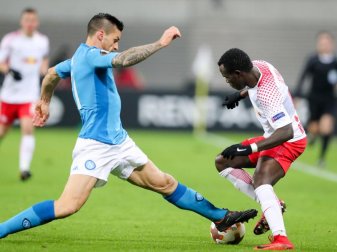 Neapels Christian Maggio (l) versucht den Leipziger Bruma vom Ball zu trennen. Foto: Jan Woitas Neapels Christian Maggio (l) versucht den Leipziger Bruma vom Ball zu trennen. Foto: Jan Woitas