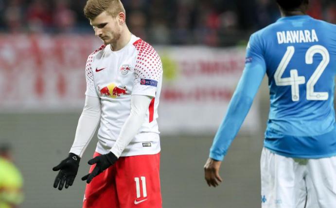 Leipzigs Nationalspieler Timo Werner (l) hadert nach einem Fehlpass mit sich selber. Foto: Jan Woitas