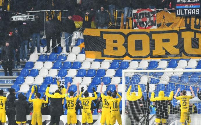 Spieler und Fans bejubeln den Achtelfinaleinzug des BVB