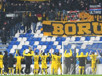 Spieler und Fans bejubeln den Achtelfinaleinzug des BVB Spieler und Fans bejubeln den Achtelfinaleinzug des BVB