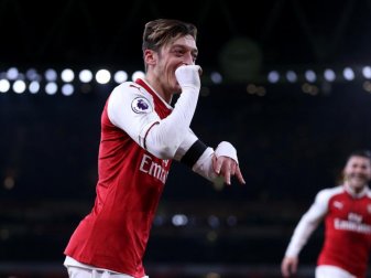 Möchte mit dem FC Arsenal über den Ligapokalsieg gegen Manchester City jubeln: Weltmeister Mesut Özil. Foto: Nigl French Möchte mit dem FC Arsenal über den Ligapokalsieg gegen Manchester City jubeln: Weltmeister Mesut Özil. Foto: Nigl French