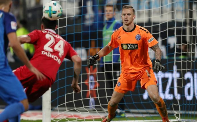 Mark Flekken zeigt Slapstick-Einlage
