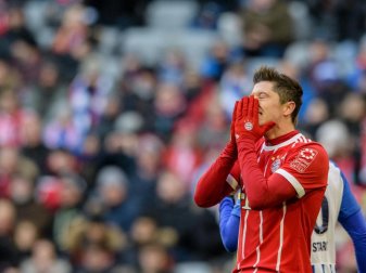 Robert Lewandowski vom FC Bayern München nimmt nach einer vergebenen Torchance die Hände vor sein Gesicht. Foto: Matthias Balk Robert Lewandowski vom FC Bayern München nimmt nach einer vergebenen Torchance die Hände vor sein Gesicht. Foto: Matthias Balk