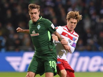 Werders Max Kruse (l.) gegen Hamburgs Gotoku Sakai. Foto: Carmen Jaspersen Werders Max Kruse (l.) gegen Hamburgs Gotoku Sakai. Foto: Carmen Jaspersen
