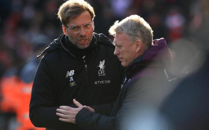 Liverpools Trainer Jürgen Klopp (l.) und West-Ham-Trainer David Moyes unterhalten. Foto: Peter Byrne
