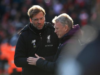 Liverpools Trainer Jürgen Klopp (l.) und West-Ham-Trainer David Moyes unterhalten. Foto: Peter Byrne Liverpools Trainer Jürgen Klopp (l.) und West-Ham-Trainer David Moyes unterhalten. Foto: Peter Byrne