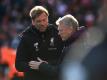 Liverpools Trainer Jürgen Klopp (l.) und West-Ham-Trainer David Moyes unterhalten. Foto: Peter Byrne