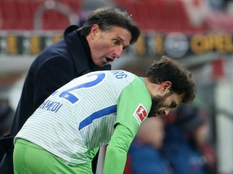Der neue Wolfsburg-Trainer Bruno Labbadia gibt Admir Mehmedi Anweisungen. Foto: Thomas Frey Der neue Wolfsburg-Trainer Bruno Labbadia gibt Admir Mehmedi Anweisungen. Foto: Thomas Frey