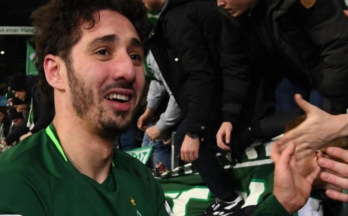 Werder-Torschütze Ishak Belfodil lässt sich nach dem Nordderby gegen den HSV von den Fans feiern. Foto: Carmen Jaspersen