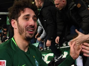Werder-Torschütze Ishak Belfodil lässt sich nach dem Nordderby gegen den HSV von den Fans feiern. Foto: Carmen Jaspersen Werder-Torschütze Ishak Belfodil lässt sich nach dem Nordderby gegen den HSV von den Fans feiern. Foto: Carmen Jaspersen