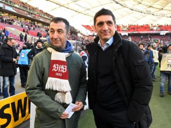 Zwei türkischstämmige Schwaben unter sich: Grünen-Politiker Cem Özdemir (l.) und Stuttgarts Trainer Tayfun Korkut. Foto: Marijan Murat Zwei türkischstämmige Schwaben unter sich: Grünen-Politiker Cem Özdemir (l.) und Stuttgarts Trainer Tayfun Korkut. Foto: Marijan Murat
