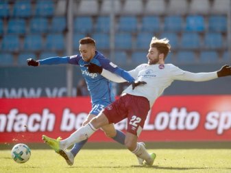 Bochums Sidney Sam (l) und Nürnbergs Enrico Valentini versuchen an den Ball zu kommen. Foto: Bernd Thissen Bochums Sidney Sam (l) und Nürnbergs Enrico Valentini versuchen an den Ball zu kommen. Foto: Bernd Thissen