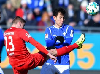 Heidenheims Kevin Kraus (l) und Darmstadts Dong-Won Ji kämpfen um den Ball. Foto: Uwe Anspach Heidenheims Kevin Kraus (l) und Darmstadts Dong-Won Ji kämpfen um den Ball. Foto: Uwe Anspach