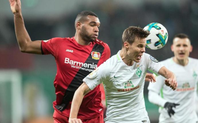 Leverkusens Jonathan Tah (l) hat seinen Vertrag bis 2023 verlängert. Foto: Federico Gambarini