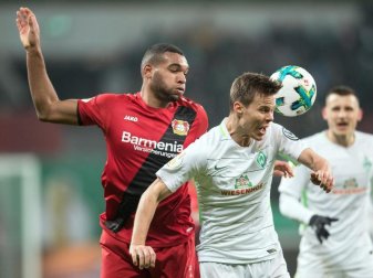 Leverkusens Jonathan Tah (l) hat seinen Vertrag bis 2023 verlängert. Foto: Federico Gambarini Leverkusens Jonathan Tah (l) hat seinen Vertrag bis 2023 verlängert. Foto: Federico Gambarini