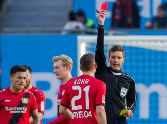 Schiedsrichter Daniel Siebert zeigt Leverkusens Dominik Kohr die Rote Karte. Foto: Rolf Vennenbernd Schiedsrichter Daniel Siebert zeigt Leverkusens Dominik Kohr die Rote Karte. Foto: Rolf Vennenbernd