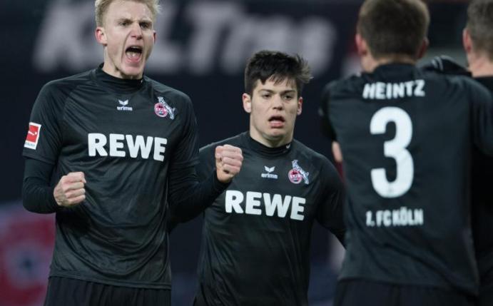 Kölns Frederik Sörensen (l) bejubelt mit Jorge Mere und seinen Mitspielern den 2:1-Sieg. Foto: Soeren Stache