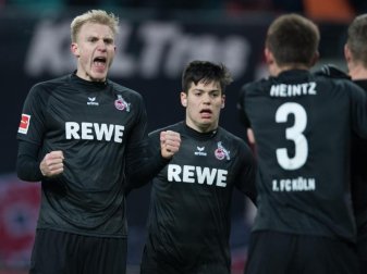 Kölns Frederik Sörensen (l) bejubelt mit Jorge Mere und seinen Mitspielern den 2:1-Sieg. Foto: Soeren Stache Kölns Frederik Sörensen (l) bejubelt mit Jorge Mere und seinen Mitspielern den 2:1-Sieg. Foto: Soeren Stache