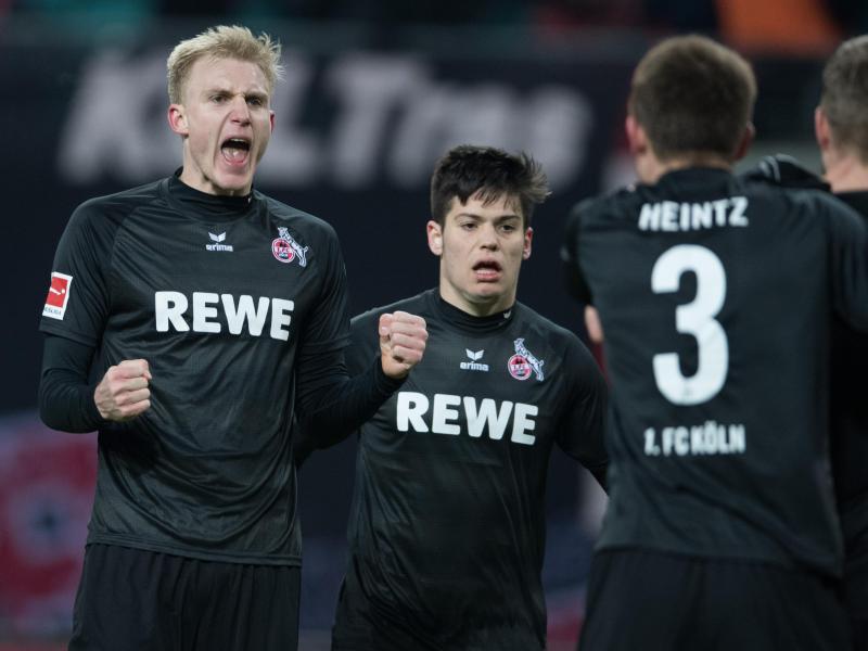 Kölns Frederik Sörensen (l) bejubelt mit Jorge Mere und seinen Mitspielern den 2:1-Sieg. Foto: Soeren Stache