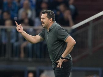 Oscar Garcia, der Trainer von Olympiakos Piräus, wurde von einem Gegenstand am Kopf getroffen. Foto: Guido Kirchner Oscar Garcia, der Trainer von Olympiakos Piräus, wurde von einem Gegenstand am Kopf getroffen. Foto: Guido Kirchner