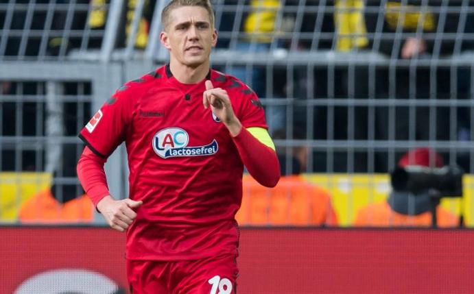 Nils Petersen bejubelt einen Treffer. Foto: Guido Kirchner