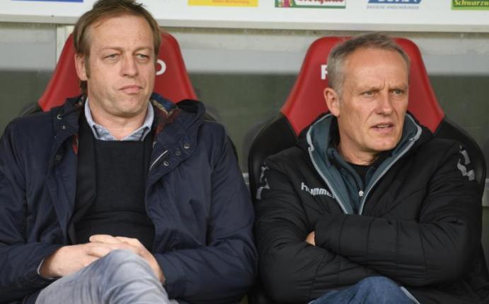 Plädiert für Kader-Obergrenzen: Freiburgs Sportdirektor Klemens Hartenbach (l). Foto: Patrick Seeger