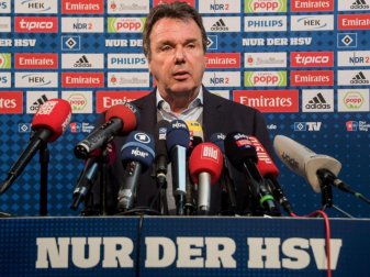 Heribert Bruchhagen auf Trendwende durch Sieg gegen Mainz. Foto: Axel Heimken Heribert Bruchhagen auf Trendwende durch Sieg gegen Mainz. Foto: Axel Heimken
