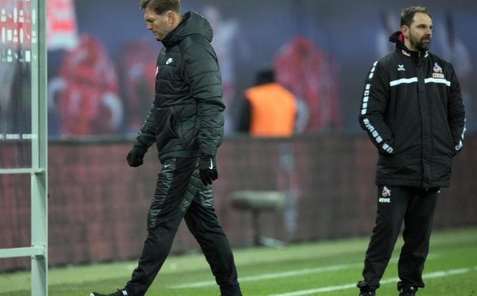RB-Trainer Ralph Hasenhüttl (l) schleicht sichtlich bedient an seinem Kölner Kollegen Stefan Ruthenbeck vorbei. Foto: Soeren Stache