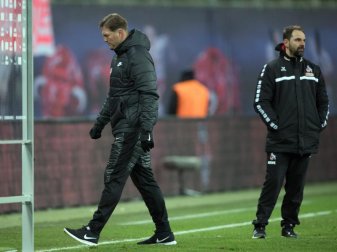RB-Trainer Ralph Hasenhüttl (l) schleicht sichtlich bedient an seinem Kölner Kollegen Stefan Ruthenbeck vorbei. Foto: Soeren Stache RB-Trainer Ralph Hasenhüttl (l) schleicht sichtlich bedient an seinem Kölner Kollegen Stefan Ruthenbeck vorbei. Foto: Soeren Stache