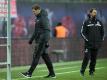 RB-Trainer Ralph Hasenhüttl (l) schleicht sichtlich bedient an seinem Kölner Kollegen Stefan Ruthenbeck vorbei. Foto: Soeren Stache