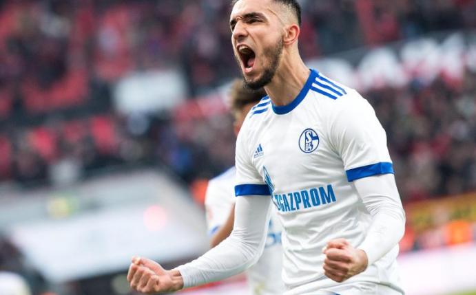 Nabil Bentaleb schreit seine Freude über sein Elfmetertreffer in Leverkusen laut heraus. Foto: Marius Becker