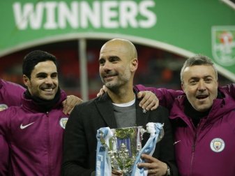 Trainer Pep Guardiola (M.) gewinnt mit Manchester City den englischen Liga-Pokal. Foto: Tim Ireland/AP Trainer Pep Guardiola (M.) gewinnt mit Manchester City den englischen Liga-Pokal. Foto: Tim Ireland/AP