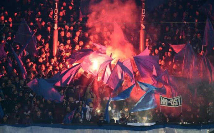 HSV Fans brennen in Bremen Pyrotechnik ab. Foto: Carmen Jaspersen
