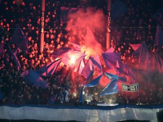 HSV Fans brennen in Bremen Pyrotechnik ab. Foto: Carmen Jaspersen HSV Fans brennen in Bremen Pyrotechnik ab. Foto: Carmen Jaspersen
