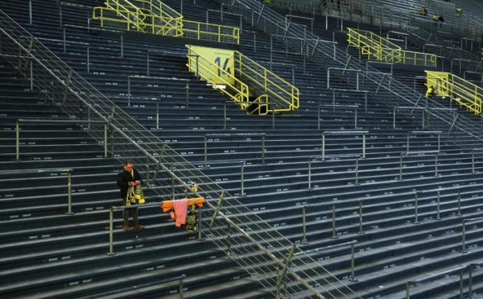 Die Südtribüne in Dortmund ist kurz vor dem Spiel noch sehr leer. Foto: Ina Fassbender