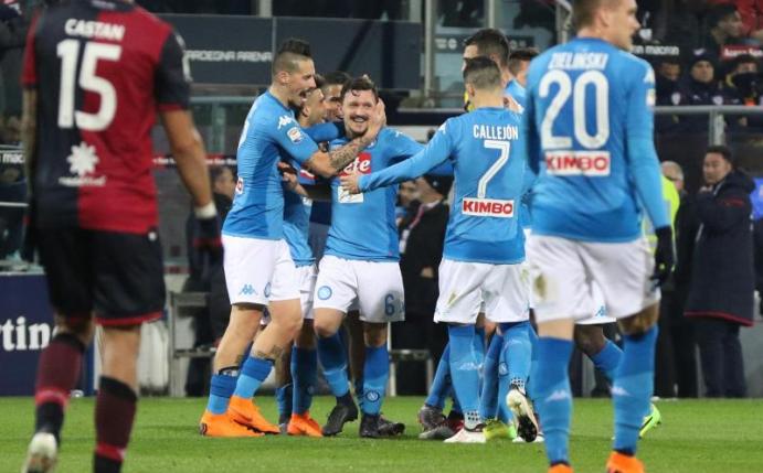 Die Spieler vom SSC Neapel jubeln - der Tabellenführer hat 5:0 in Cagliari gewonnen. Foto: Fabio Murru/ANSA