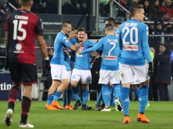 Die Spieler vom SSC Neapel jubeln - der Tabellenführer hat 5:0 in Cagliari gewonnen. Foto: Fabio Murru/ANSA Die Spieler vom SSC Neapel jubeln - der Tabellenführer hat 5:0 in Cagliari gewonnen. Foto: Fabio Murru/ANSA